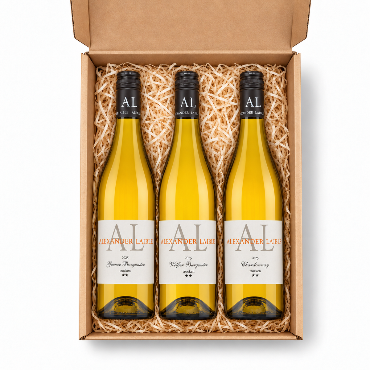 Draufsicht auf die offene Alexander Laible Baden Élégance Geschenkbox mit Grauburgunder **, Weißburgunder ** und Chardonnay **, drei parallelen 0,75-Liter-Flaschen ohne Siegel.