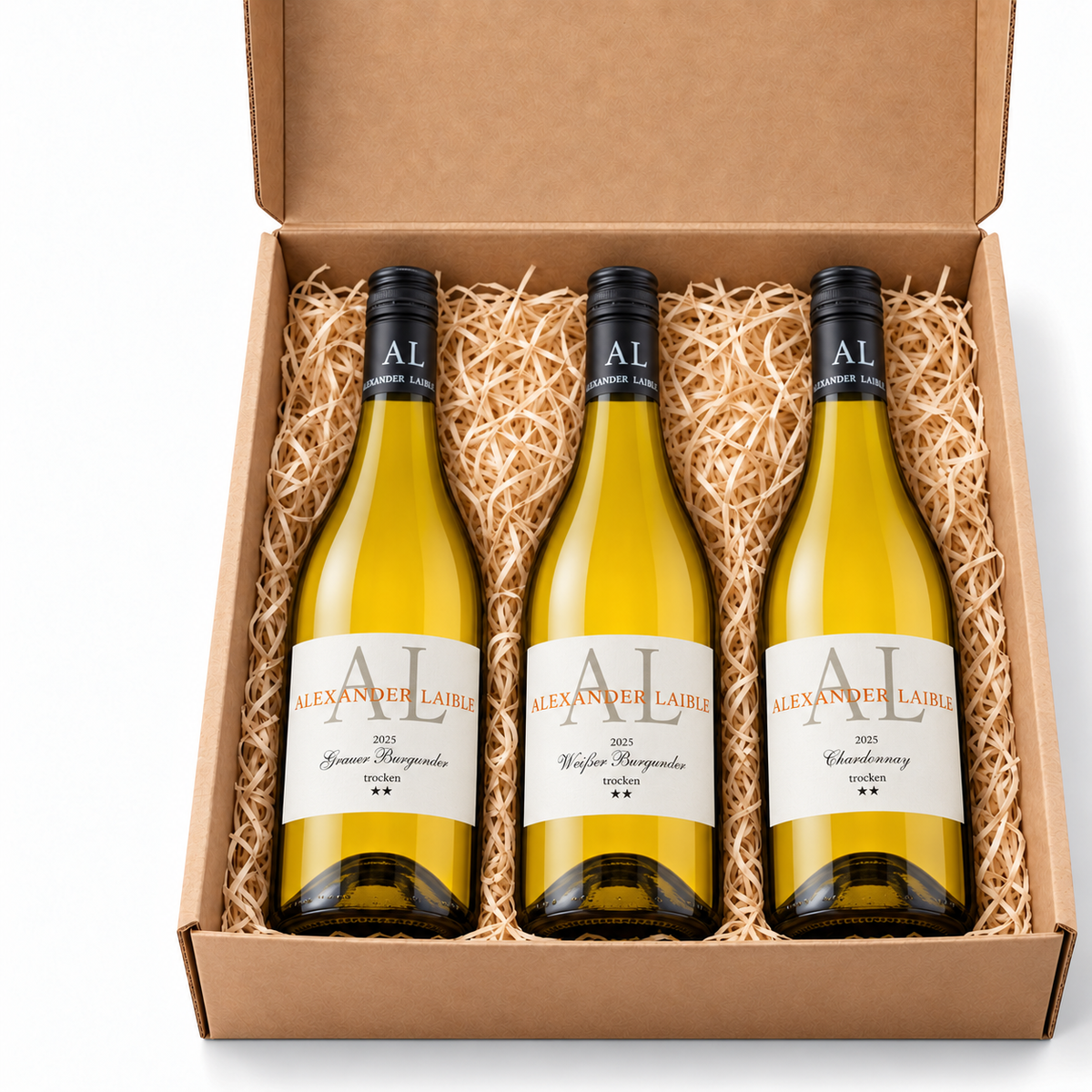 Offene Alexander Laible Baden Élégance Geschenkbox mit Grauburgunder **, Weißburgunder ** und Chardonnay **: drei gerade und parallel angeordnete 0,75-Liter-Flaschen.