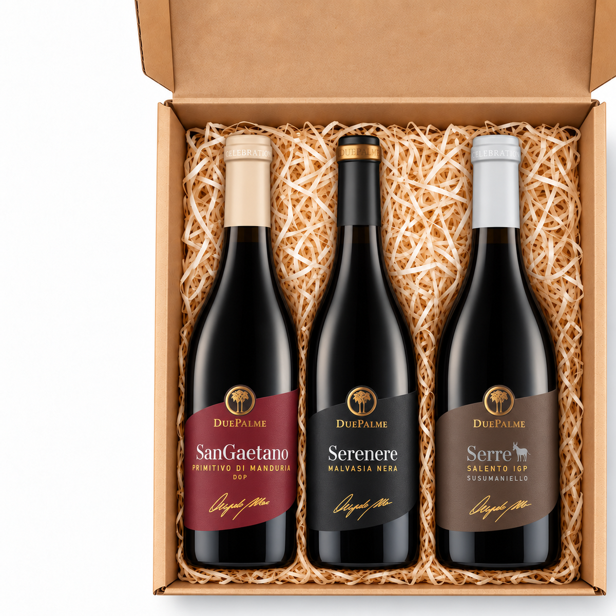 Draufsicht auf Cantine Due Palme Anima di Puglia: Sangaetano Primitivo di Manduria, Serenere Malvasia Nera und Serre Susumaniello, drei 0,75-Liter-Flaschen parallel in der offenen Geschenkbox.