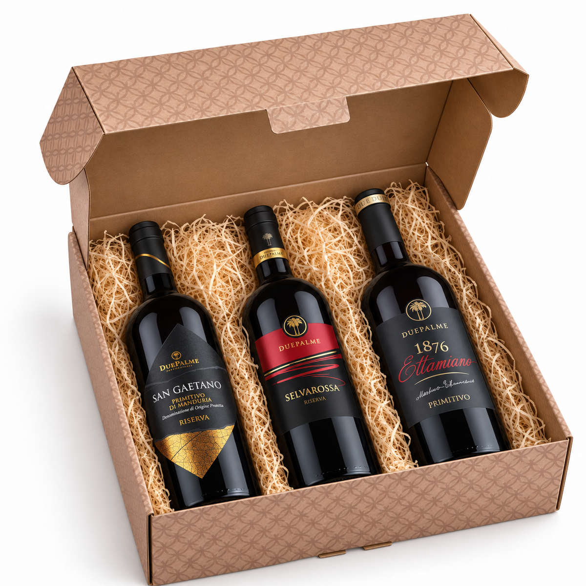 Offene Cantine Due Palme Premium-Geschenkbox mit Sangaetano Riserva, Selvarossa Riserva und Ettamiano, drei parallel liegende 0,75-Liter-Flaschen im gemusterten Karton.