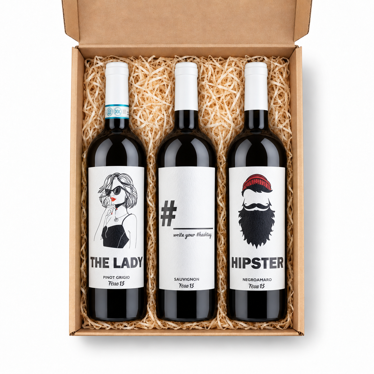 Draufsicht auf FERRO13 Iconic Trio: The Lady Pinot Grigio, Hashtag Sauvignon und Hipster Negroamaro, drei 0,75-Liter-Flaschen parallel in der offenen Geschenkbox.
