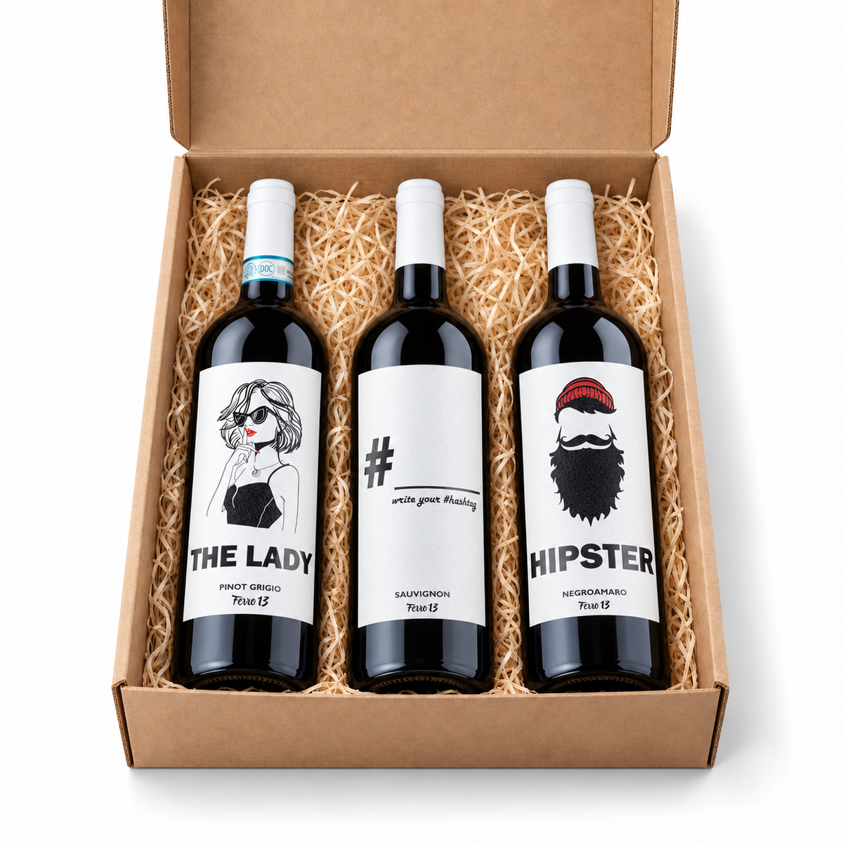 Offene FERRO13 Iconic Trio Geschenkbox mit The Lady Pinot Grigio, Hashtag Sauvignon und Hipster Negroamaro als drei gerade angeordneten 0,75-Liter-Flaschen.