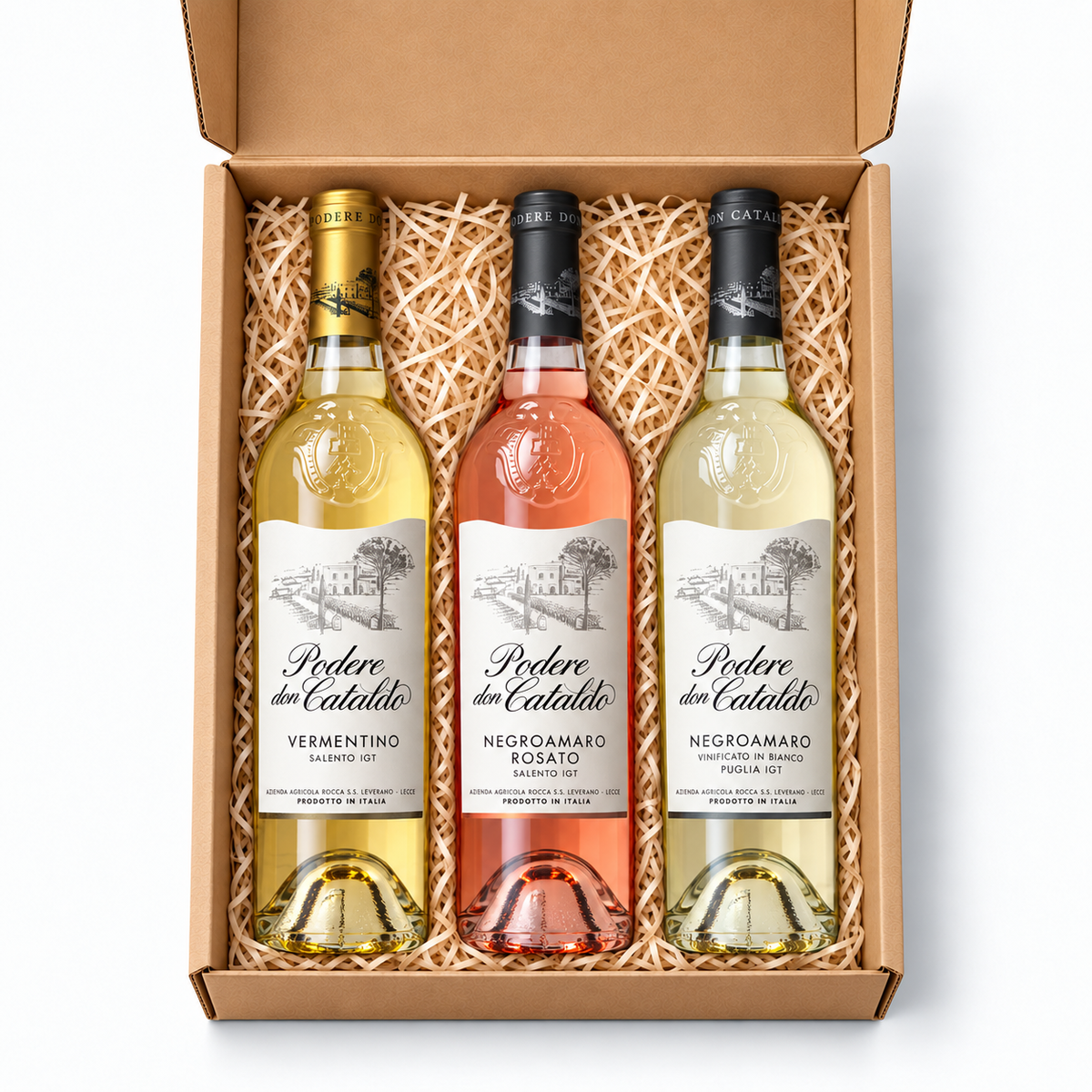 Draufsicht auf die offene Podere Don Cataldo Luce del Salento Geschenkbox: Vermentino, Negroamaro Rosato und Negroamaro Vinificato in Bianco, drei parallele 0,75-Liter-Flaschen.