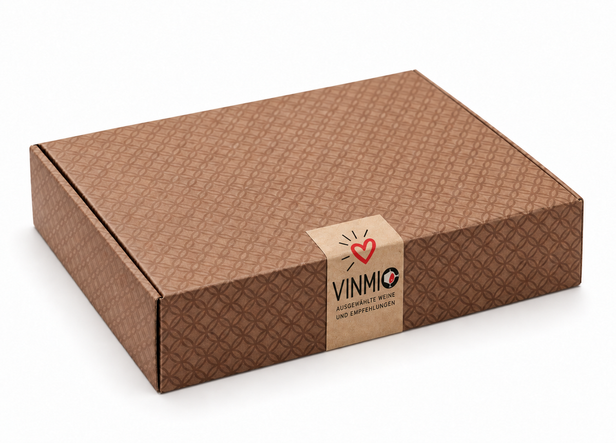 Geschlossene Alexander-Laible-Premium-Geschenkbox mit geometrischem Muster und VINMIO-Kraftpapier-Siegel mittig an der langen Öffnungsseite.