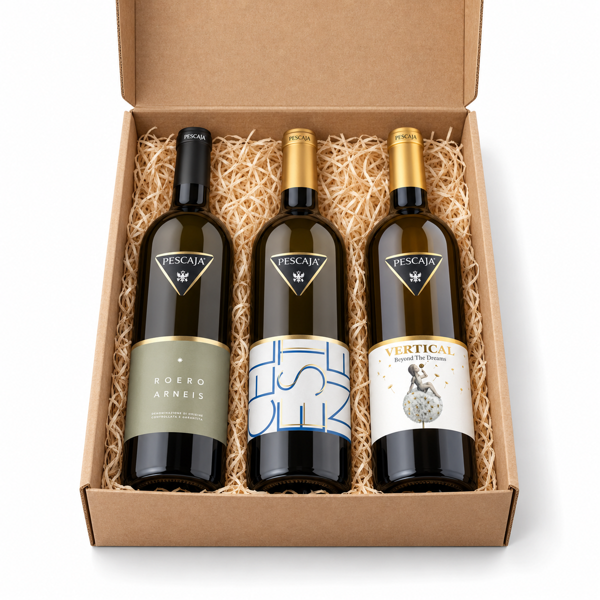 Offene Pescaja Selezione Bianca Geschenkbox mit drei handelsüblichen 0,75-Liter-Weißweinflaschen, gerade und parallel im naturbraunen Kraftkarton angeordnet.