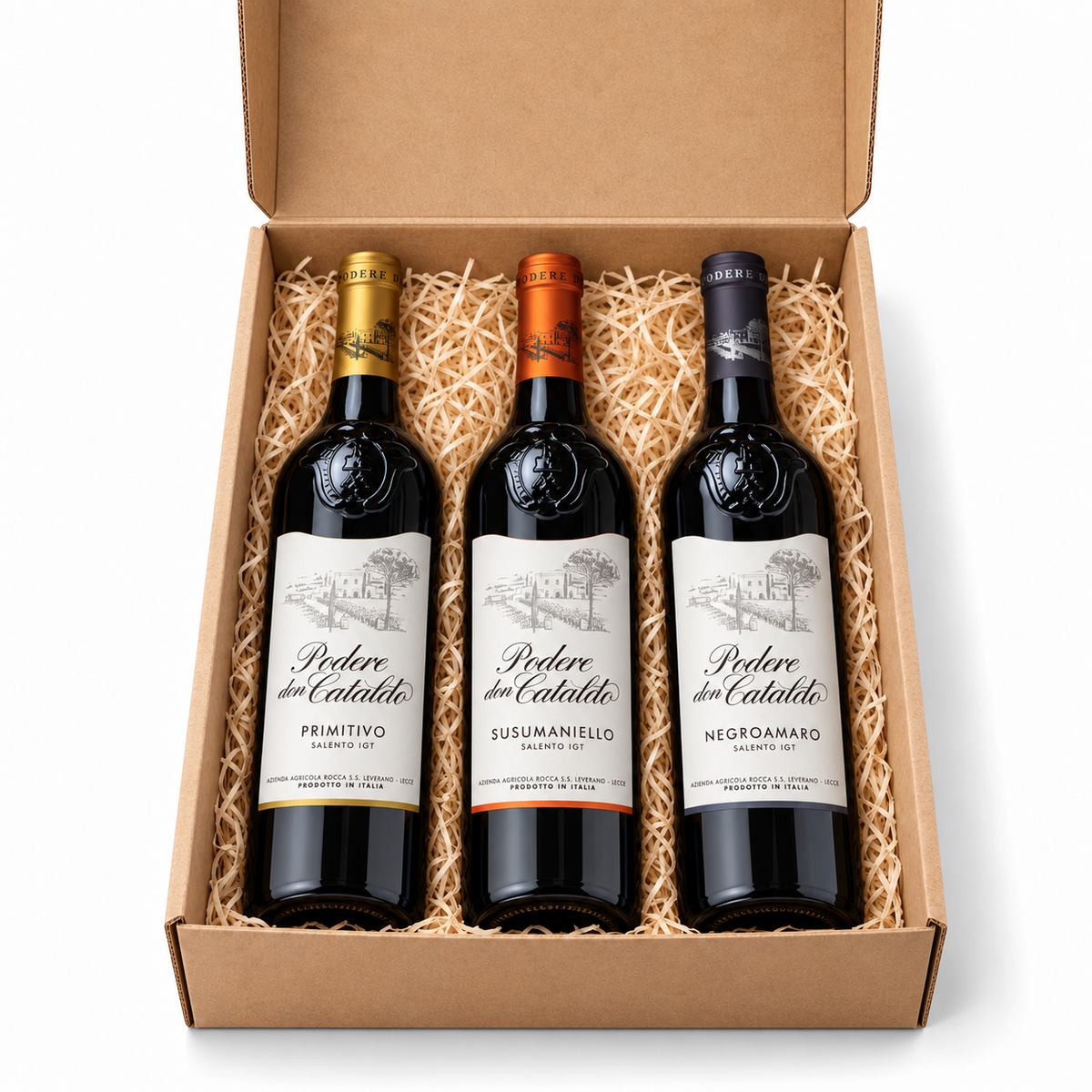 Offene Podere Don Cataldo Rossi del Salento Geschenkbox mit Primitivo, Susumaniello und Negroamaro, drei 0,75-Liter-Rotweinflaschen parallel im Kraftkarton.