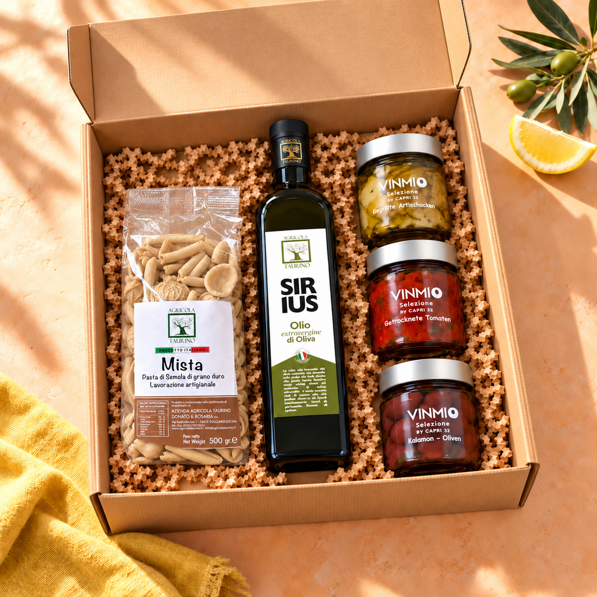 Offene Sapori del Salento Genussbox mit Sirius Olivenöl 0,75 l, Agricola Taurino Pasta Mista 500 g und drei Antipasti in naturbraunem Geschenkkarton.