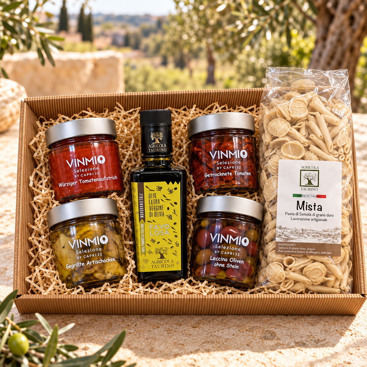 Beispiel eines italienischen VINMIO Genusskorbs aus Apulien mit vier Antipasti, Favolosa Olivenöl 0,5 l und Pasta Mista.
