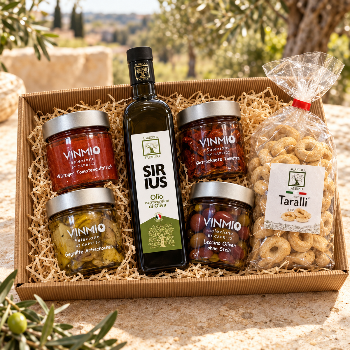 Beispiel eines VINMIO Genusskorbs aus Apulien mit vier Antipasti, Sirius Olivenöl und Taralli im naturbraunen Präsentkorb.